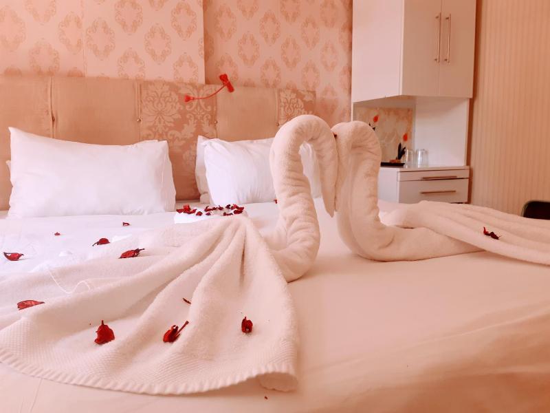 Connecting Family Room image 4