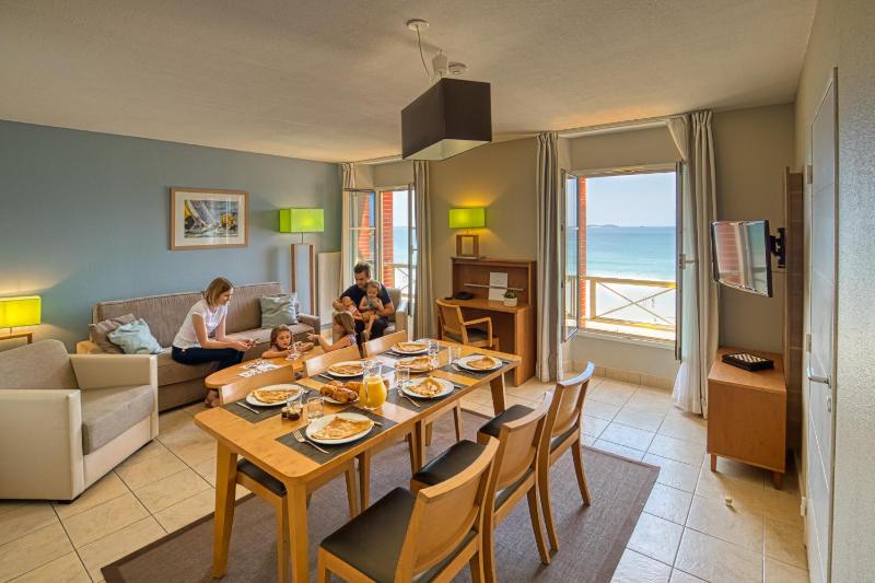 Two-Bedroom Apartment (6 Adults) with Sea View image 1