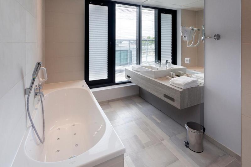 Queen Suite with Spa Bath image 3