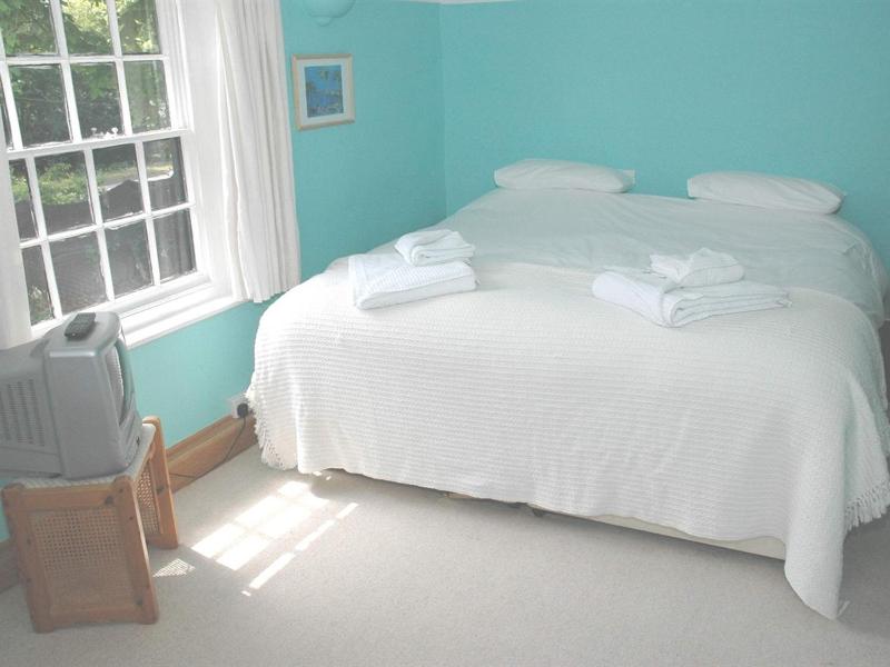 Twin Room with Private Bathroom image 1
