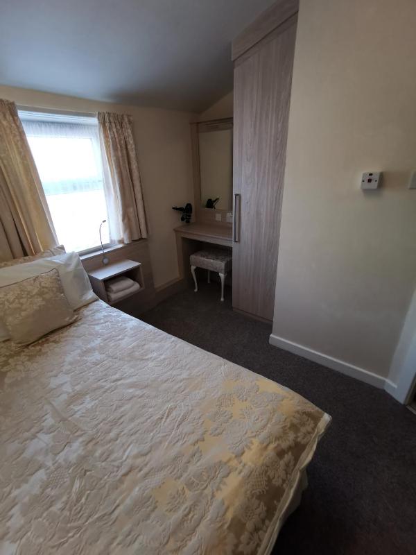 Double Room with Extra Bed image 3