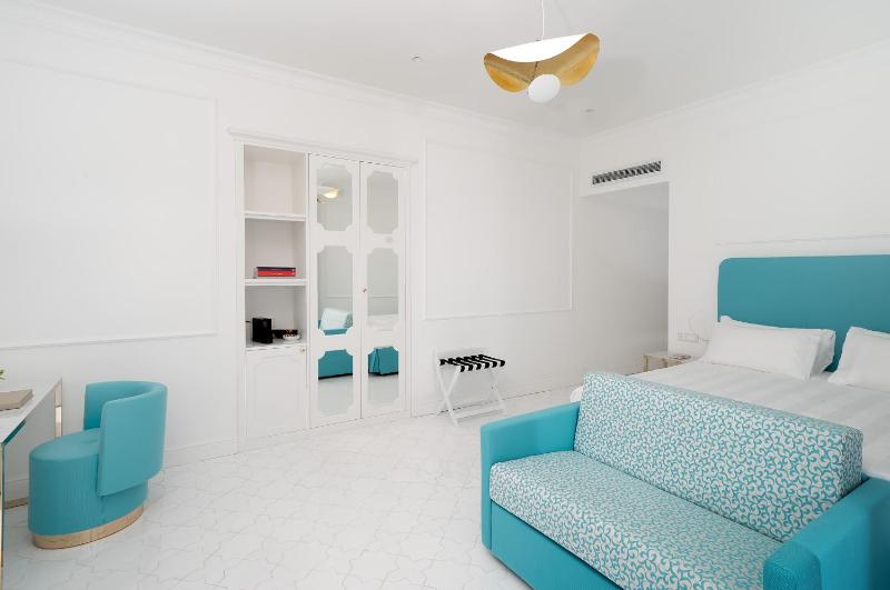 Deluxe Junior Suite Sea View and external spa bath image 3