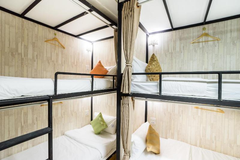 Bunk Bed in Mixed Dormitory Room image 3