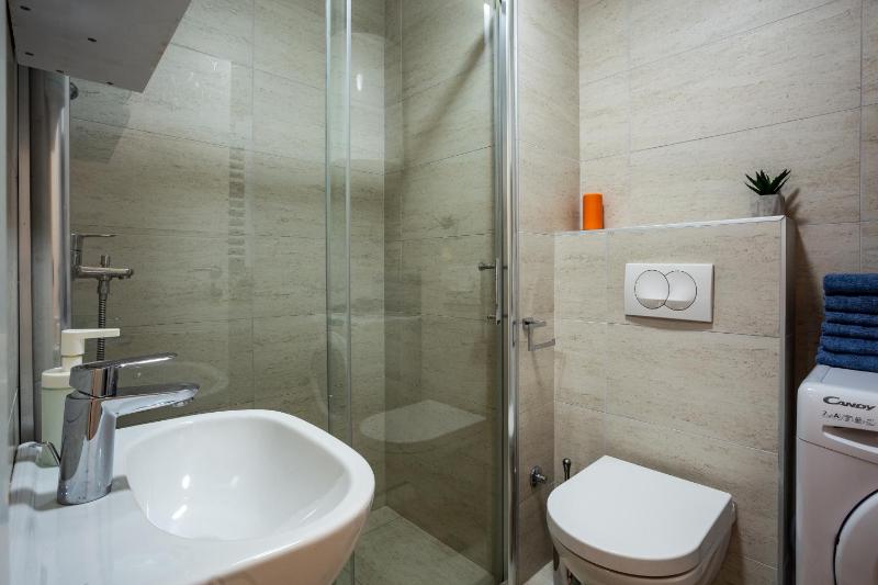 Modern Naive Downtown with free private garage-Fast WI-FI - image 12
