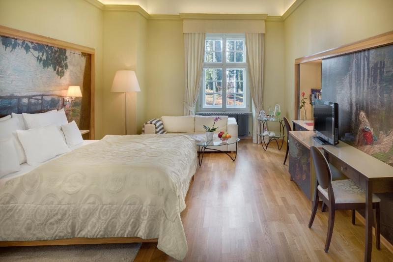 Standard Double Room image 4