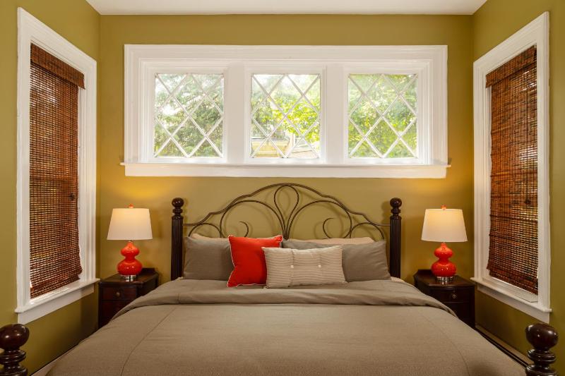 Deluxe King Room image 2