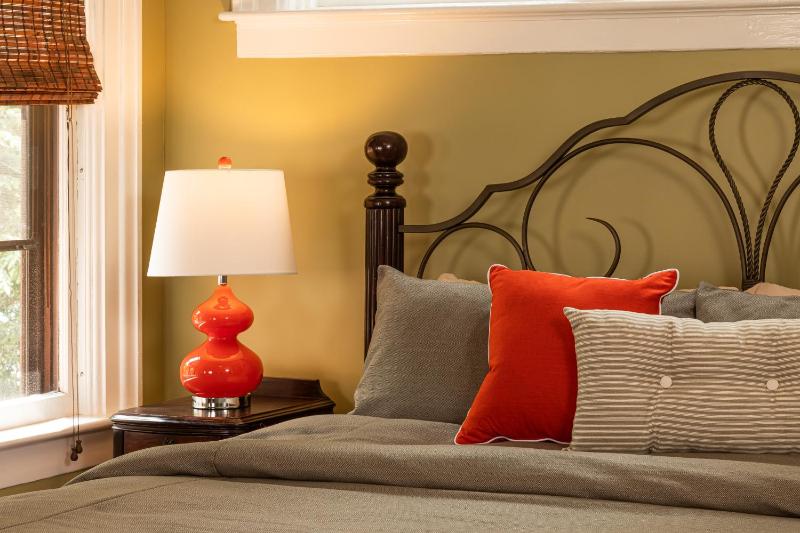 Deluxe King Room image 3