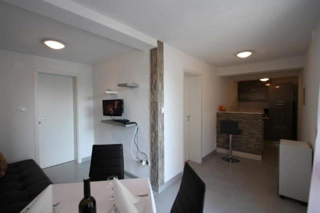 One-Bedroom Apartment image 4