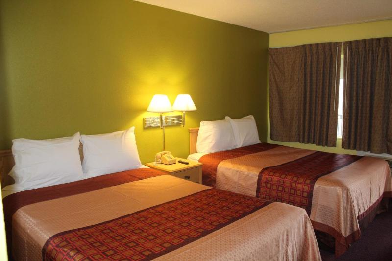 Queen Room with Two Queen Beds image 4