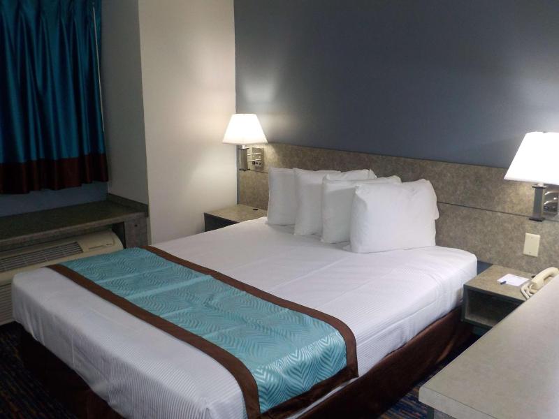 Queen Room with Sofa Bed image 2
