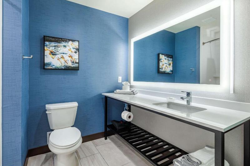 Queen Room with Two Queen Beds and Tub - Non-Smoking image 3