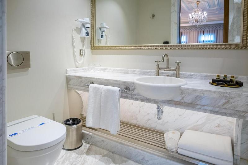Superior Double Room with Balcony image 2