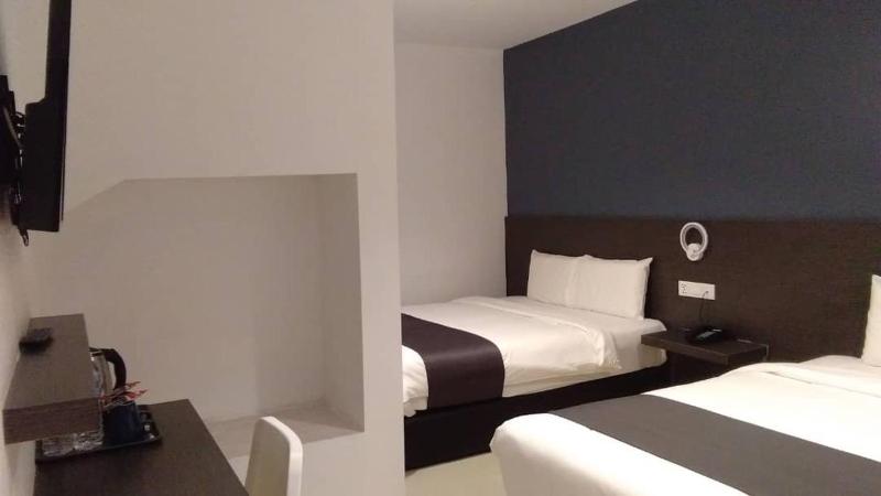 1 Hotel Signature - image 42