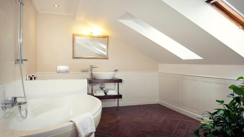 Deluxe Double Room image 3