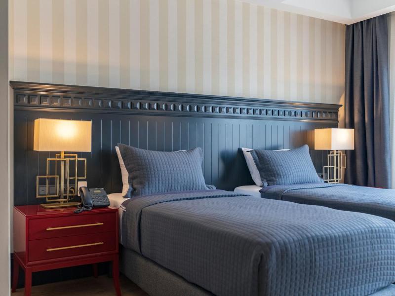 Superior Twin Room with Sea and Marina View image 3