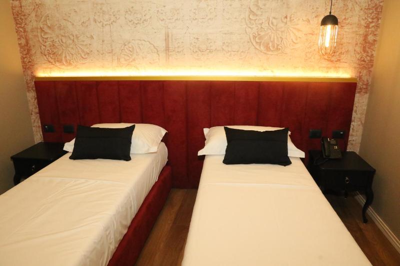 Twin Room image 4