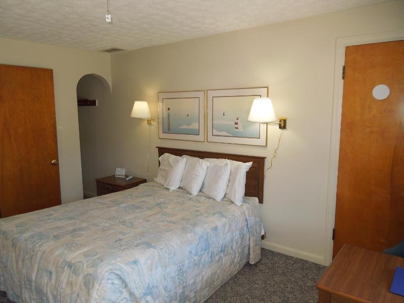 Queen Room image 4
