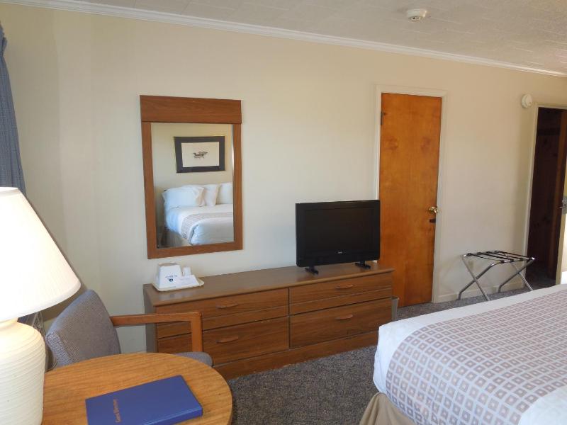 Queen Room with Two Queen Beds - Waterfront image 4