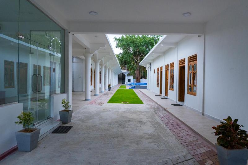 MRD Beach Hotel - image 3