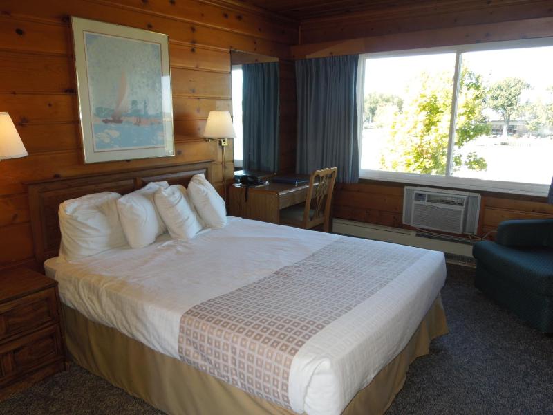 Queen Room - Waterfront image 1