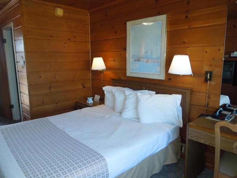 Queen Room - Waterfront image 4