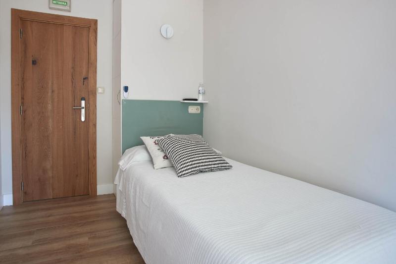 Single Room image 3