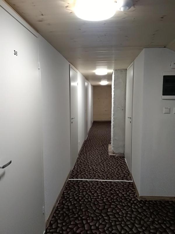 Budget Twin Room without Window image 3