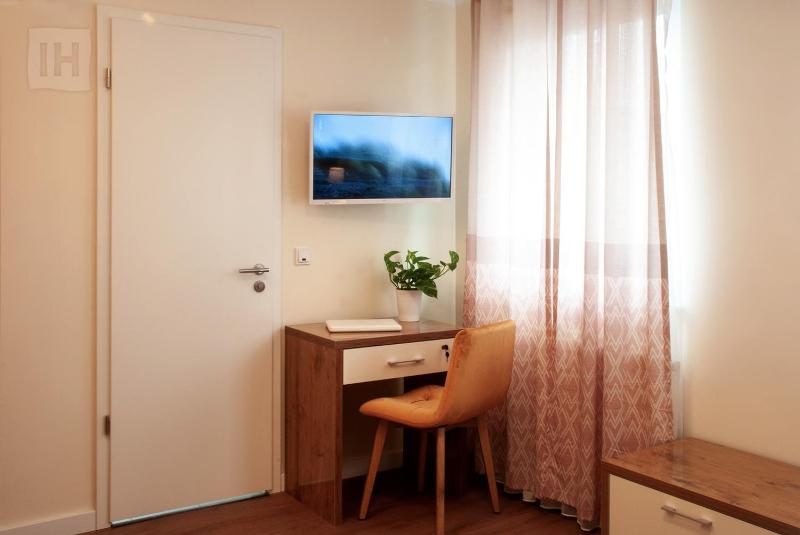 Standard Queen Room image 4