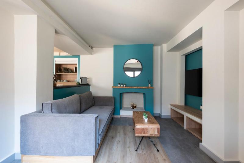 Kalamata Center Ground Floor 2BR Apt with Small Yard & 1Gbps Fiber - image 13