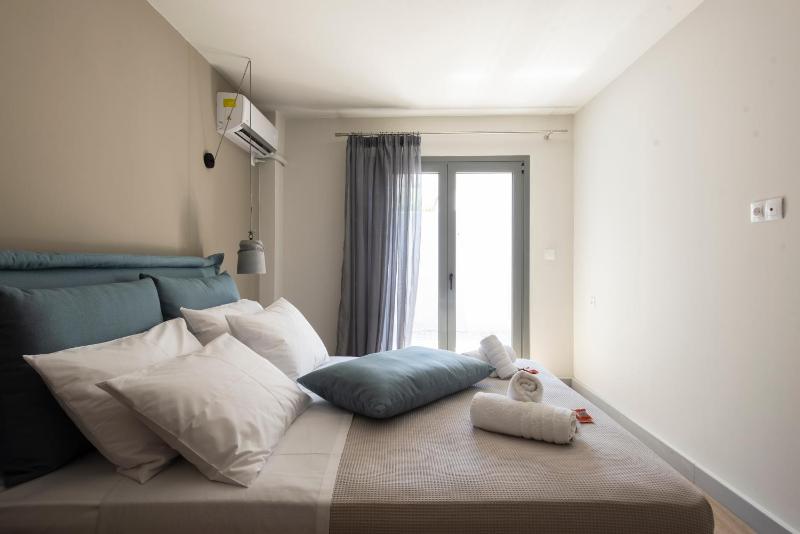 Kalamata Center Ground Floor 2BR Apt with Small Yard & 1Gbps Fiber - image 3