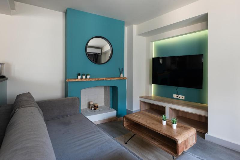 Kalamata Center Ground Floor 2BR Apt with Small Yard & 1Gbps Fiber - image 1