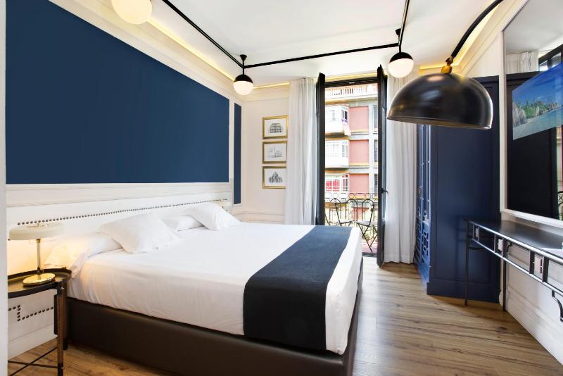 Double or Twin Room with Balcony image 3
