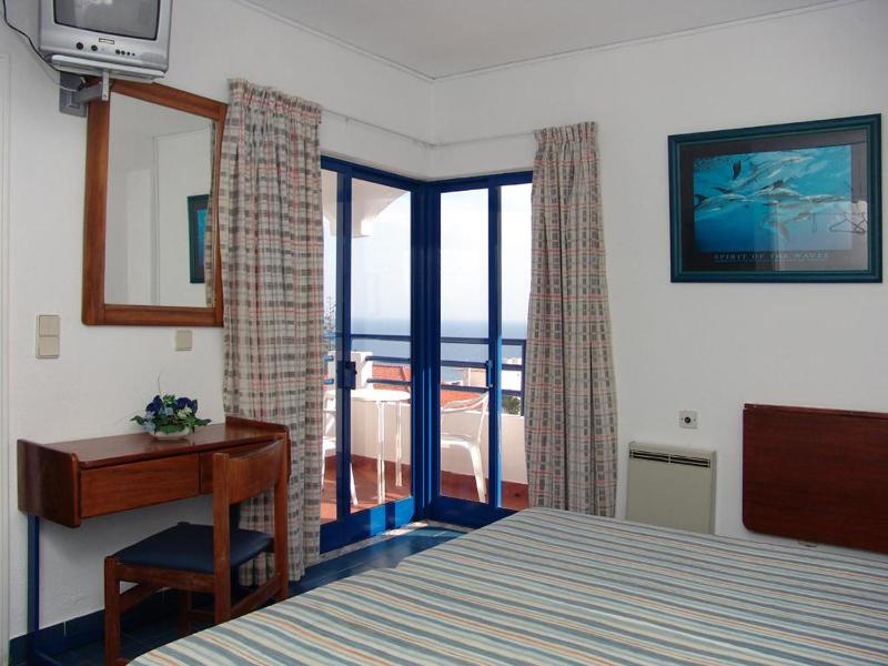 Twin Room with Balcony and Sea View image 4