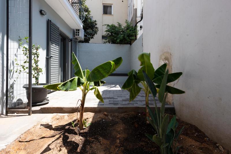 Kalamata Center Ground Floor 2BR Apt with Small Yard & 1Gbps Fiber - image 6