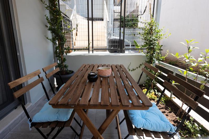 Kalamata Center Ground Floor 2BR Apt with Small Yard & 1Gbps Fiber - image 9