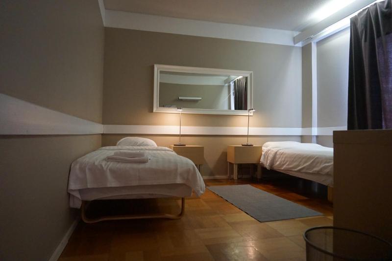 Economy Twin Room image 3