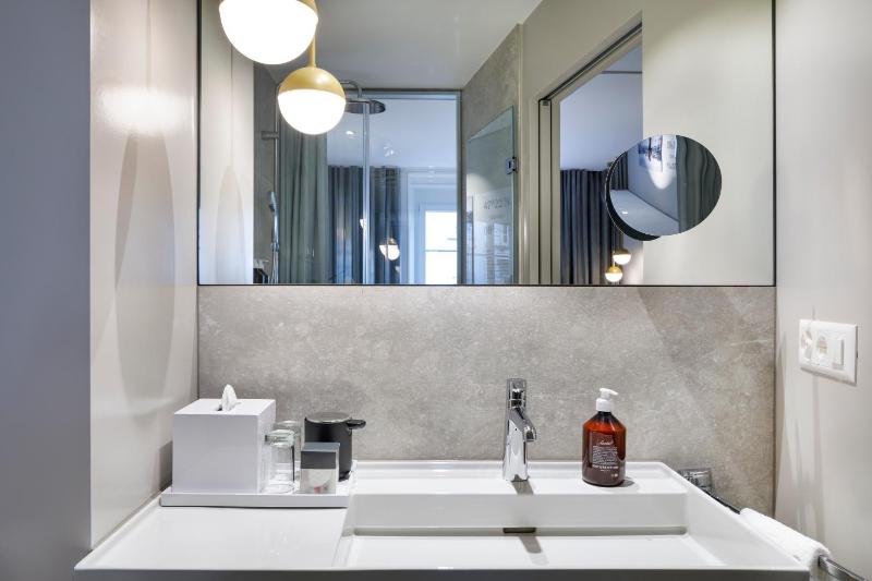 Small Single Room image 4