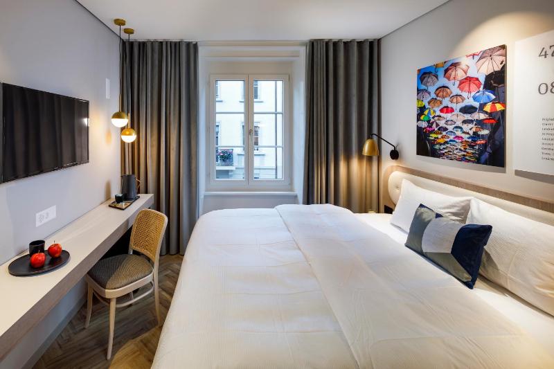 Standard Double Room image 4