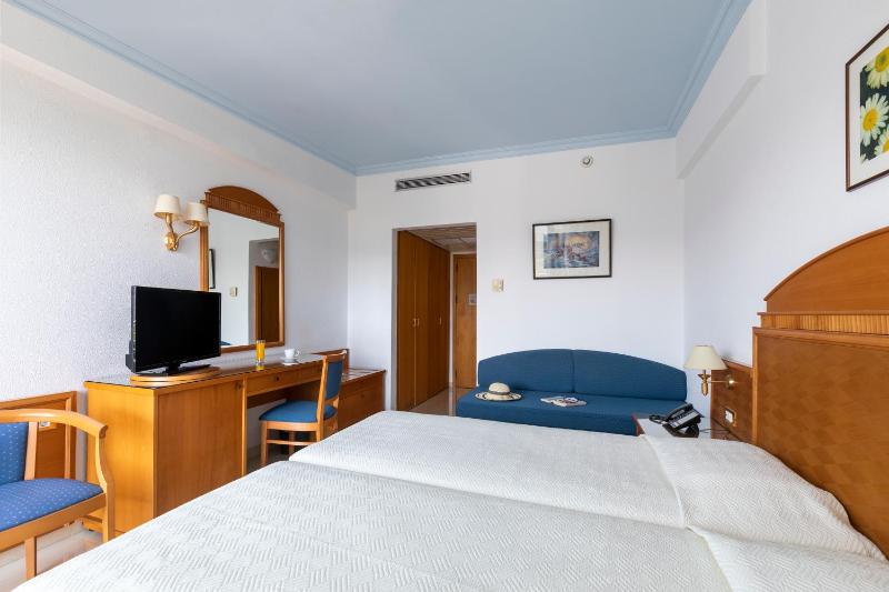 Standard Room with Land View image 4