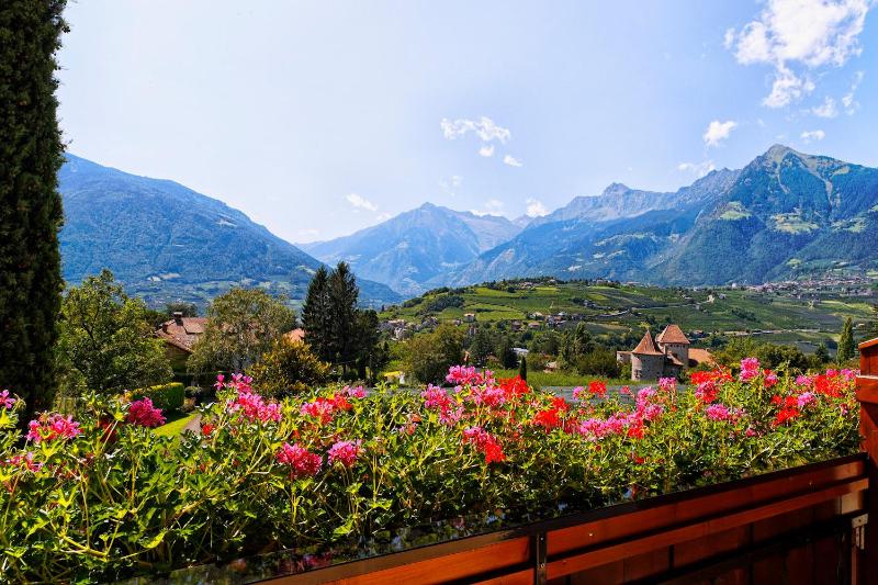 Apartment with Mountain View image 1