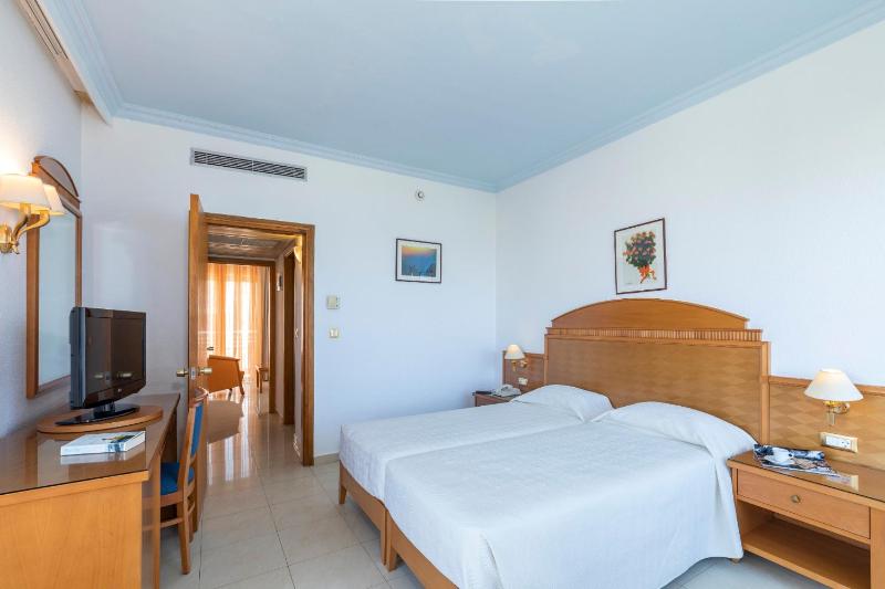 Family Suite with Sea View image 3