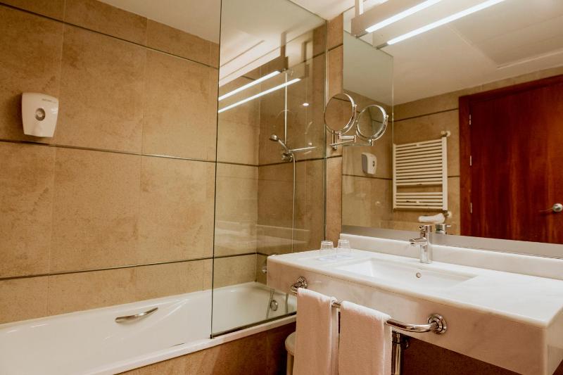 Twin Room image 4