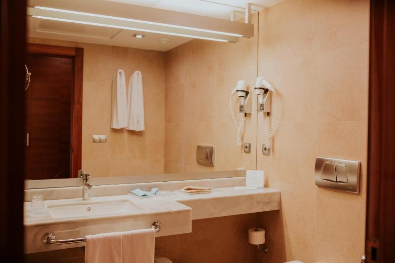 Twin Room image 3