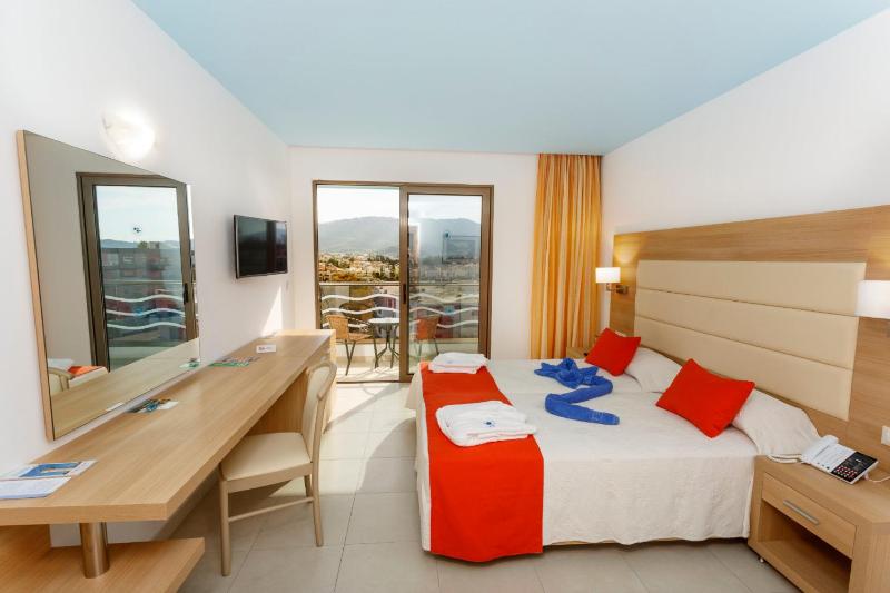 Superior Twin Room with Land View image 1