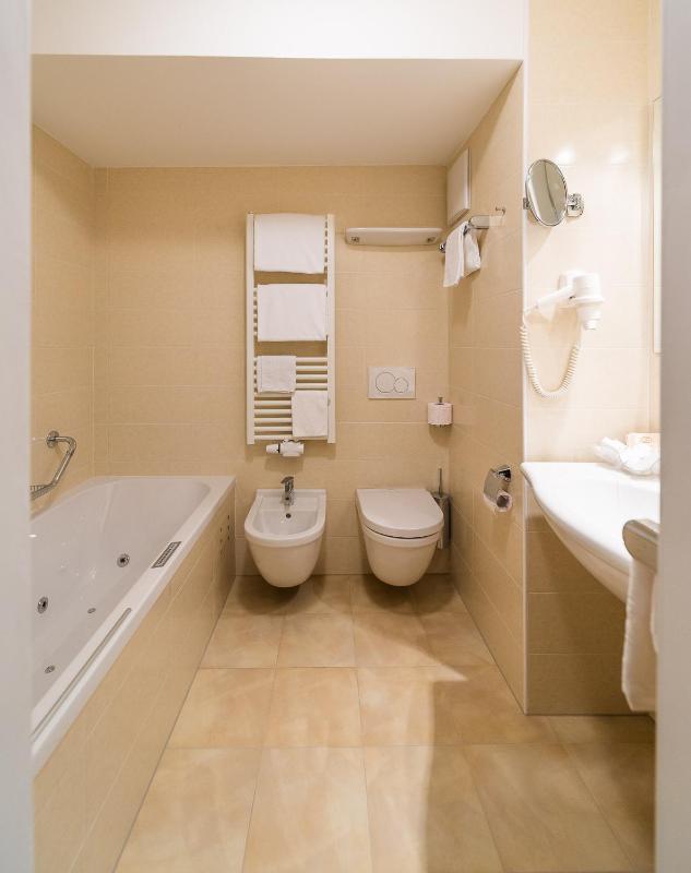 Deluxe Five-Bedroom Apartment image 3