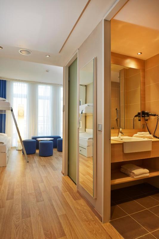 Comfort Quadruple Room image 2