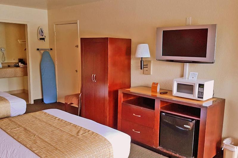 Travelodge by Wyndham Houston Hobby Airport - image 2