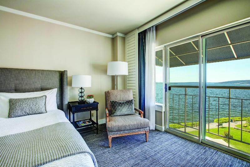 Standard King Room with Lake View image 4