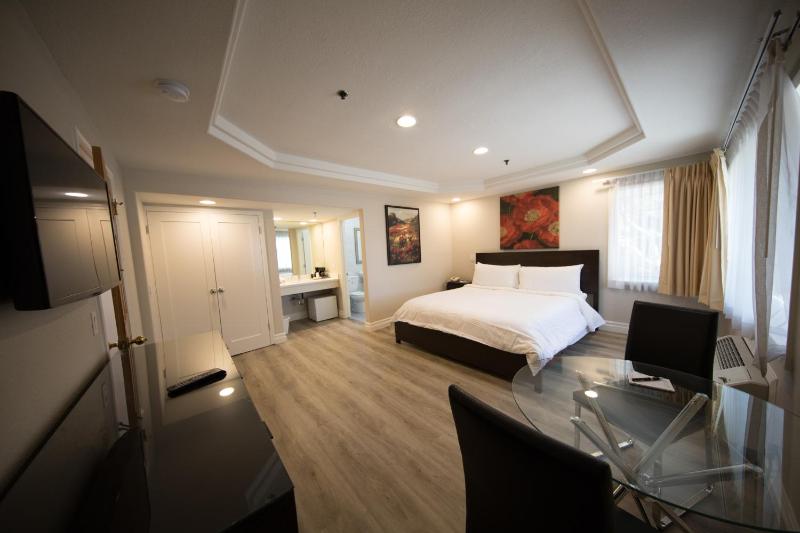 Queen Room image 2