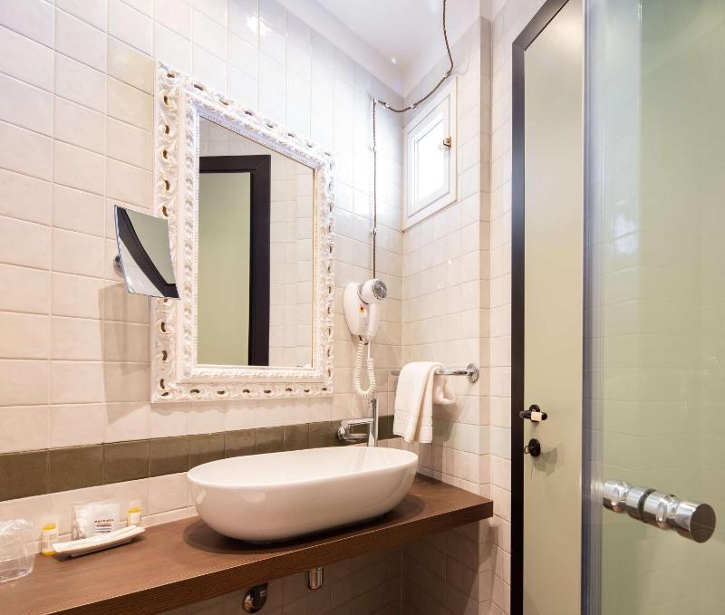 Deluxe Single Room with Balcony and Sea View image 4